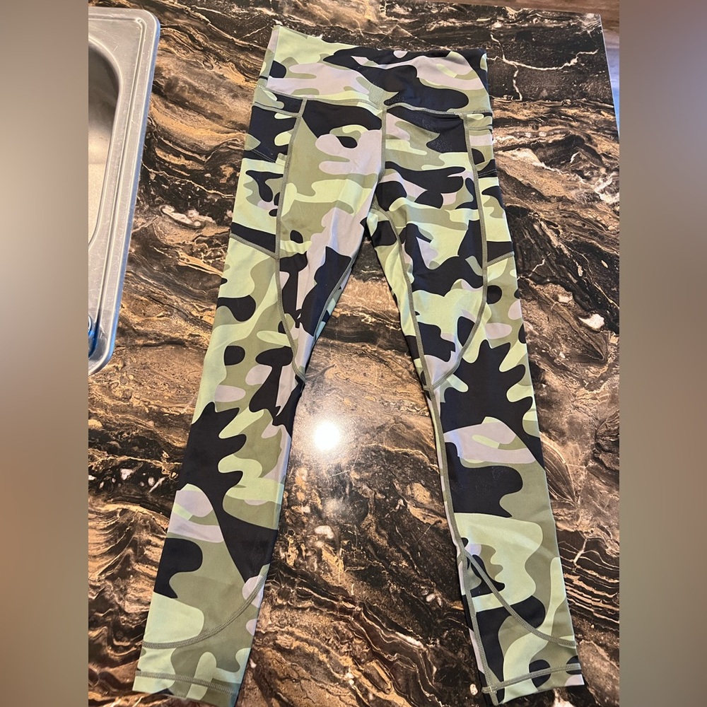 Camo Zyia 28” size 4 leggings